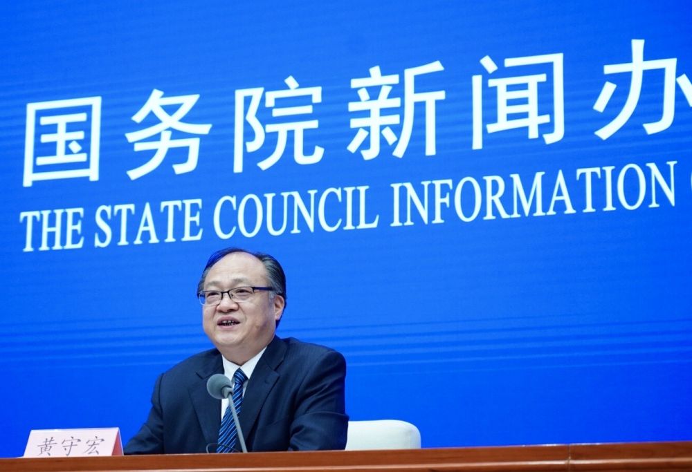 5月22日，國務院新聞辦邀請政府工作報告起草組負責人、國務院研究室主任黃守宏解讀政府工作報告有關(guān)情況。新華社記者　陳建力　攝