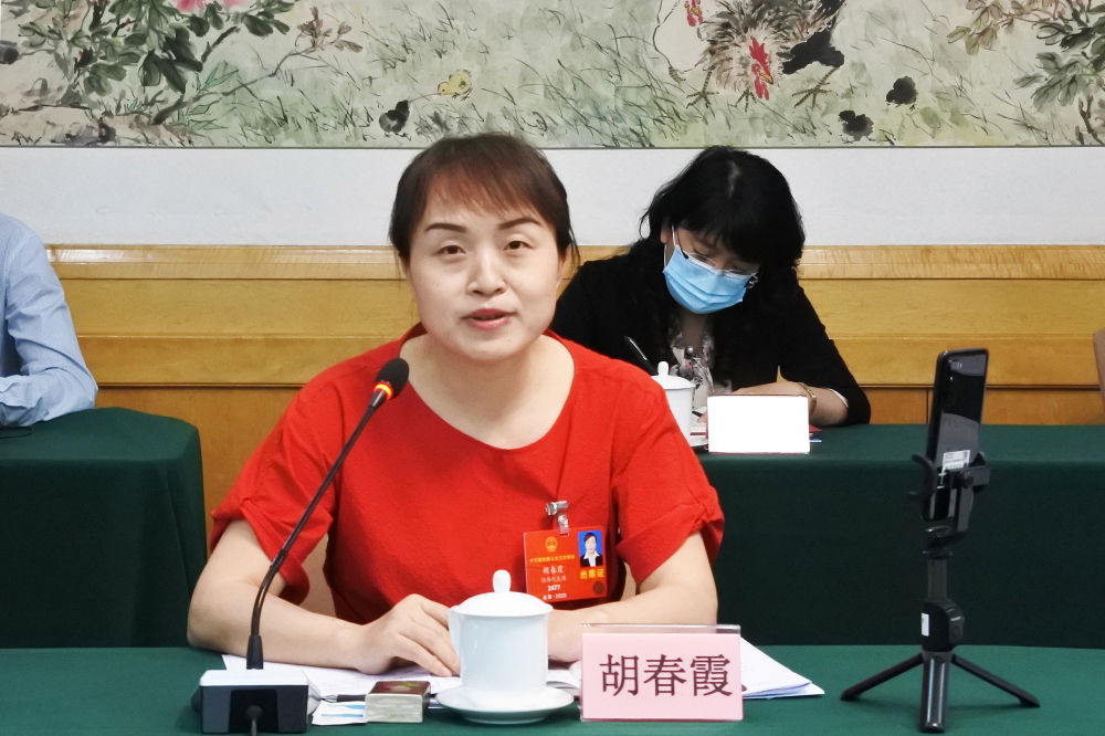5月23日，全國人大代表胡春霞在參加分組審議政府工作報告時發(fā)言。新華社記者　吳雨　攝