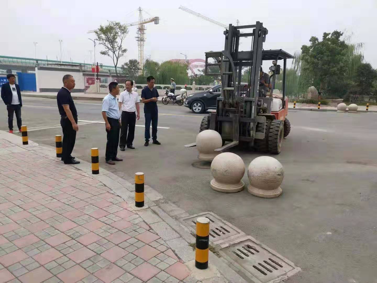 為向新中國成立七十周年獻(xiàn)禮，市城建集團(tuán)攻堅克難，實現(xiàn)了北門棚改區(qū)域民生路10月1日零時順利通車。國慶假期，市城建集團(tuán)堅持做好一線工作，在與交警部門共同做好民生路通車保障工作外，抓細(xì)節(jié)，抓落實，確保其他各項工作有序推進(jìn)。.jpg